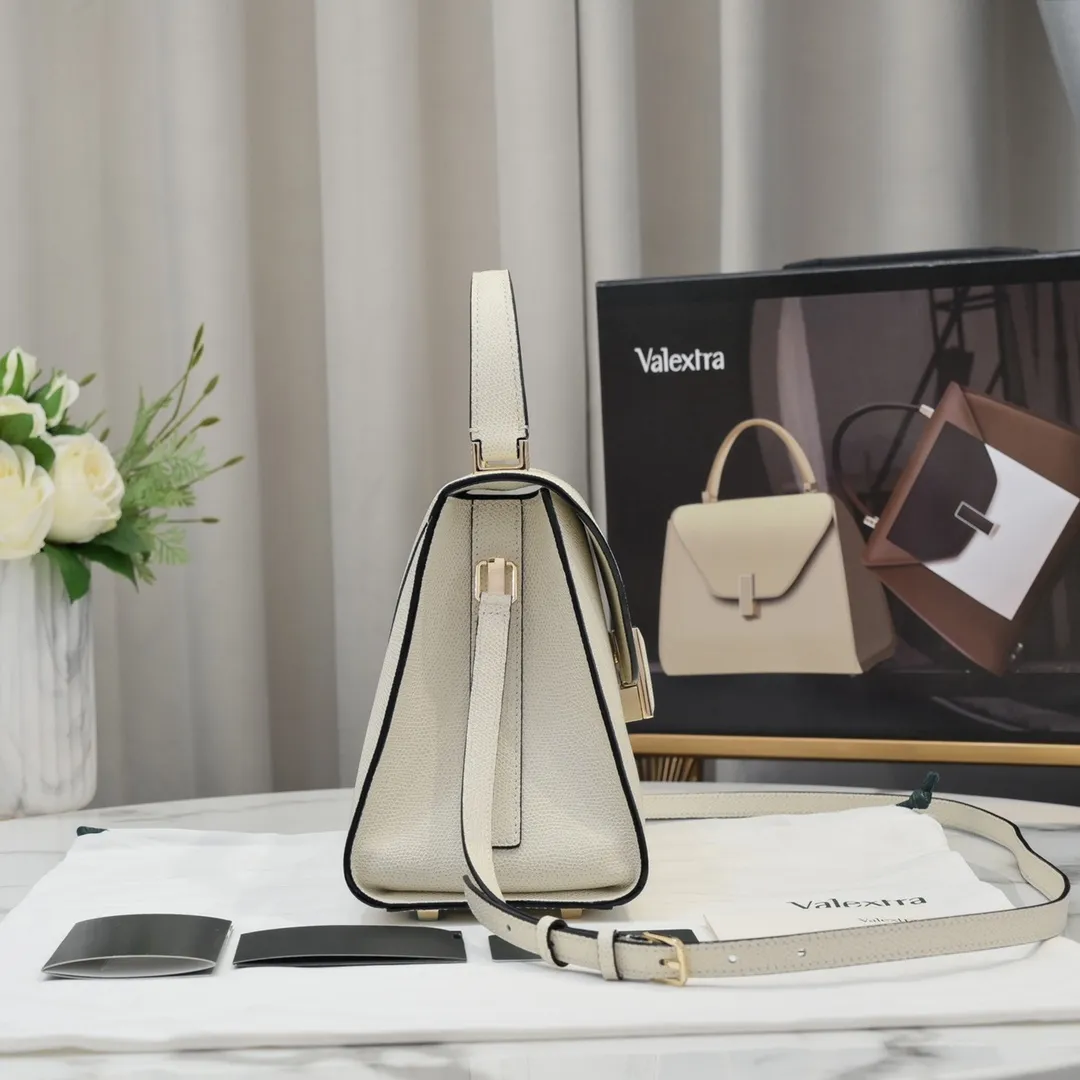 Valextra, the name of Italy's beloved horse, Iside is Val. One of extra's most iconic designs. There is no obvious logo, but the simple collective line design is very recognizable, full of architectural art, and shows a capable and intellectual style. It is made of imported palm-print lining cowhide, with up to five stitches of handwork, and the shiny oil edges test the skill of the craftsman. Large size: 26cm model 6627#